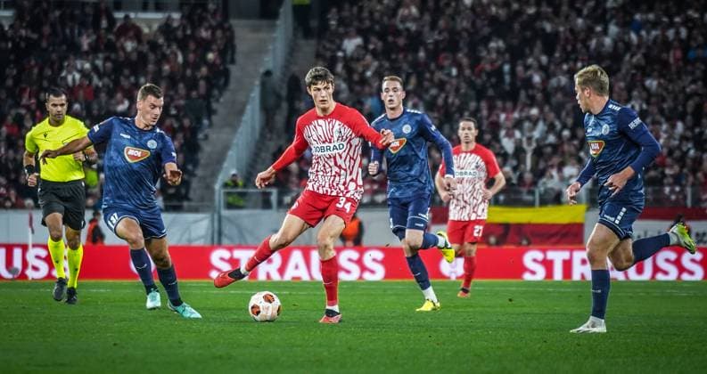 SC Freiburg - TSC Backa Topola Fußball: UEFA Europa League 2023 2024, SC Freiburg - TSC Backa Topola, 4. Spieltag, Europa-Park Stadion: Freiburgs Merlin Röhl am Ball