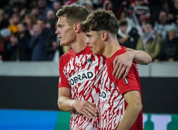 SC Freiburg - TSC Backa Topola Fußball: UEFA Europa League 2023 2024, SC Freiburg - TSC Backa Topola, 4. Spieltag, Europa-Park Stadion - Freiburgs Matthias Ginter nimmt Freiburgs Noah Weißhaupt in den Arm
