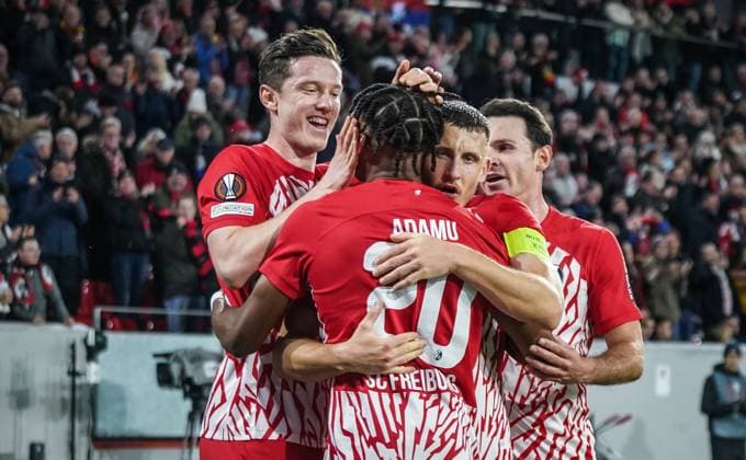 SC Freiburg - TSC Backa Topola Fußball: UEFA Europa League 2023 2024, SC Freiburg - TSC Backa Topola, 4. Spieltag, Europa-Park Stadion - Freiburgs Junior Adamu wird nach seinem ersten Tor für Freiburg von seinen Mitspielern Freiburgs Michael Gregoritsch Freiburgs Maximilian Eggestein und Freiburgs Nicolas Höfler gefeiert und motiviert