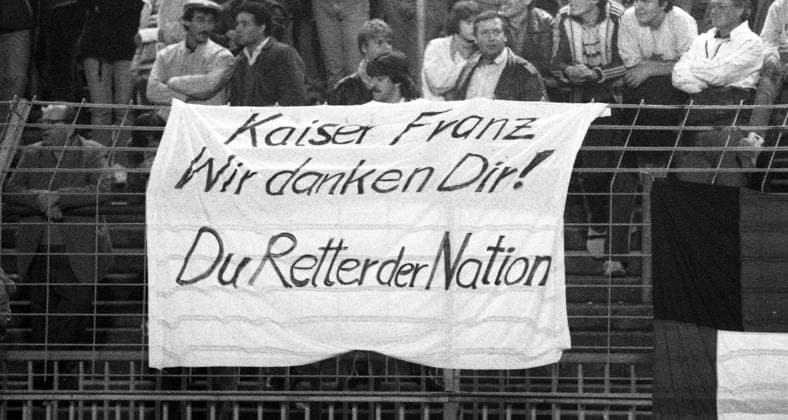 12.09.1984 Deutschland - Argentinien Deutschland, Düsseldorf, 12.09.1984, Fussball, FIFA Freundschaftsspiel, DFB Deutschland - Argentinien (1:3): Deutschland Fans Plakat Kaiser Franz Beckenbauer Wir danken Dir! Du Retter der Nation. *** 12 09 1984 Germany Argentina Germany, Düsseldorf, 12 09 1984, Soccer, FIFA Friendly Match, DFB Germany Argentina 1 3 Germany Fans Poster Kaiser Franz Beckenbauer We thank you, savior of the nation