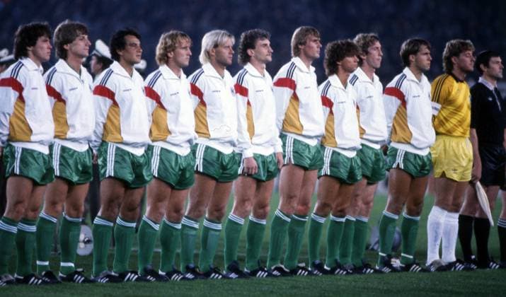12.09.1984 Deutschland - Argentinien Deutschland, Düsseldorf, 12.09.1984, Fussball, FIFA Freundschaftsspiel, DFB Deutschland - Argentinien (1:3): Team Mannschaft Deutschland v.l. Lothar Matthäus, Frank Mill, Felix Magath, Andreas Brehme, Hans-Günter Bruns, Rudi Völler, Rudi Bommer, Ralf Falkenmayer, Ditmar Jakobs, Michael Frontzeck, Harald Toni Schumacher. *** 12 09 1984 Germany Argentina Germany, Düsseldorf, 12 09 1984, Football, FIFA Friendly Match, DFB Germany Argentina 1 3 Team Team Germany f l Lothar Matthäus, Frank Mill, Felix Magath, Andreas Brehme, Hans Günter Bruns, Rudi Völler, Rudi Bommer, Ralf Falkenmayer, Ditmar Jakobs, Michael Frontzeck, Harald Toni Schumacher