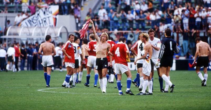 WM 1990 CSFR - Deutschland Italien, Mailand, 01.07.1990, Fussball, FIFA WM 1990 in Italien, Viertelfinale, CSFR - Deutschland (0:1): Jürgen Klinsmann (Deutschland). *** World Cup 1990 CSFR Germany Italy, Milan, 01 07 1990, Football, FIFA World Cup 1990 in Italy, Quarter-final, CSFR Germany 0 1 Jürgen Klinsmann Germany