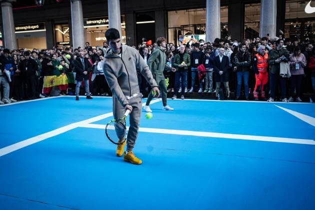 November 10, 2023, Turin, Italy: L esibizione di Carlos Alcaraz e Jannik Sinner che poi hanno incontrato i fan al Nike Store di Torino organizzato in occasione delle Nitto ATP, Tennis Herren Finals, 10 novembre 2023. Centinaia le persone fuori dal negozio in via Roma, dove e anche stato allestito un campo sul quale il due campioni si sono cimentati a scambiare colpi con i tifosi. ANSA TINO ROMANO..The performance of Carlos Alcaraz and Jannik Sinner who then met the fans at the Nike Store in Turin organized on the occasion of the Nitto ATP Finals, 10 November 2023. ANSA TINO ROMANO Atp Finals: in centinaia in centro a Torino per Sinner e Alcaraz  - ZUMAa110 20231110_zaf_a110_004 Copyright: xTinoxRomanox