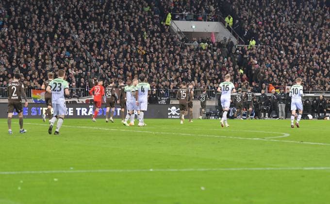 10.11.2023, xblx, Fussball 2.Bundesliga, FC St.Pauli - Hannover 96 emspor, v.l. teams wegen der randale vom feld (DFL DFB REGULATIONS PROHIBIT ANY USE OF PHOTOGRAPHS as IMAGE SEQUENCES and or QUASI-VIDEO) Hamburg