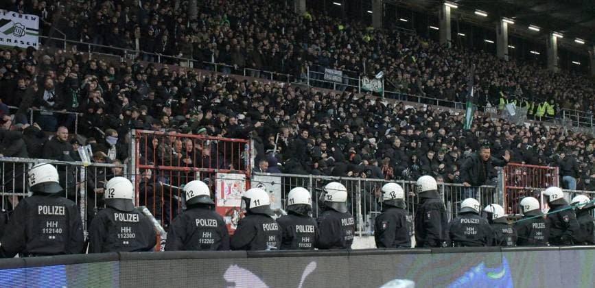 10.11.2023, xblx, Fussball 2.Bundesliga, FC St.Pauli - Hannover 96 emspor, v.l. randale im hannover block, polizei (DFL DFB REGULATIONS PROHIBIT ANY USE OF PHOTOGRAPHS as IMAGE SEQUENCES and or QUASI-VIDEO) Hamburg