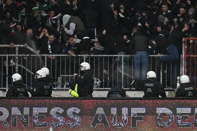 Fußball I Herren I 2023-2024 I 2. Bundesliga I 13 Spieltag I FC St. Pauli - Hannover 96 I 10.11.2023 Polizeieinsatz, Tränengas, Gästeblock, Pfefferspray Hannover 96 Hamburg Millerntor Stadion Hamburg Deutschland