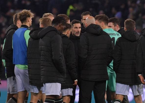 10.11.2023, xblx, Fussball 2.Bundesliga, FC St.Pauli - Hannover 96 emspor, v.l. Trainer Stefan Leitl (Coach Hannover 96) am Spielende, bevor die spieler zu den fans gehen, Ron-Robert Ziegler (Hannover 96) (DFL DFB REGULATIONS PROHIBIT ANY USE OF PHOTOGRAPHS as IMAGE SEQUENCES and or QUASI-VIDEO) Hamburg