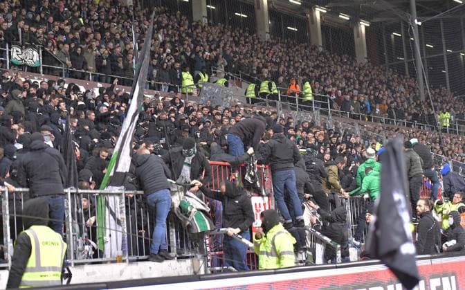 10.11.2023, xblx, Fussball 2.Bundesliga, FC St.Pauli - Hannover 96 emspor, v.l. Randale im block Tribuenen, Zuschauer, Stadion, Fans, Tribuene, Raenge, Schals, Schal, Banner, Plakate, Fahne, Fahnen (DFL DFB REGULATIONS PROHIBIT ANY USE OF PHOTOGRAPHS as IMAGE SEQUENCES and or QUASI-VIDEO) Hamburg