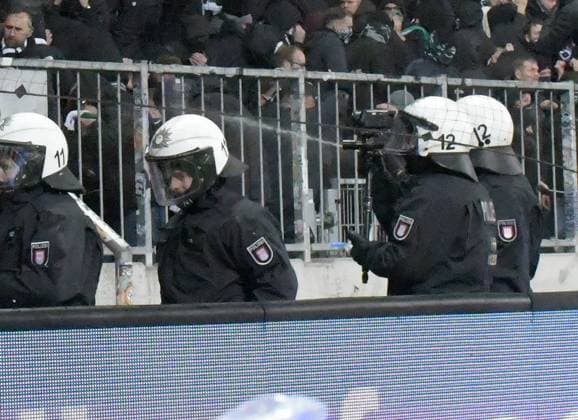 10.11.2023, xblx, Fussball 2.Bundesliga, FC St.Pauli - Hannover 96 emspor, v.l. Polizei mit abwehrspray, Tribuenen, Zuschauer, Stadion, Fans, Tribuene, Raenge, Schals, Schal, Banner, Plakate, Fahne, Fahnen, randale (DFL DFB REGULATIONS PROHIBIT ANY USE OF PHOTOGRAPHS as IMAGE SEQUENCES and or QUASI-VIDEO) Hamburg