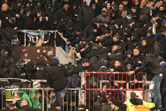 Foto : die Fans aus Hannover prügelten sich während der 2. Halbzeit mit der Polizei und mit den St Pauli Fans Fussball 2. Bundesliga am Fr. 10.11.2023 FC St. Pauli - Hannover 96