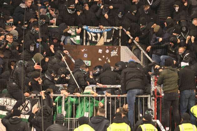 Foto : die Fans aus Hannover prügelten sich während der 2. Halbzeit mit der Polizei und mit den St Pauli Fans Fussball 2. Bundesliga am Fr. 10.11.2023 FC St. Pauli - Hannover 96