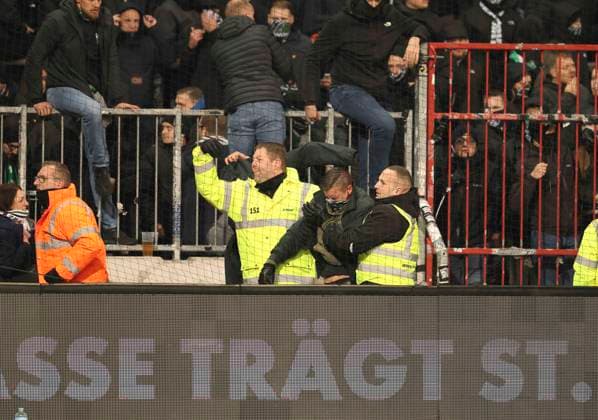 Foto : die Fans aus Hannover prügelten sich während der 2. Halbzeit mit der Polizei und mit den St Pauli Fans Fussball 2. Bundesliga am Fr. 10.11.2023 FC St. Pauli - Hannover 96