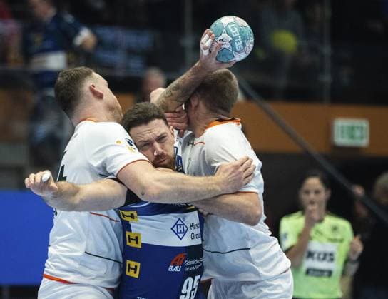 Sport Themen der Woche KW45 LIQUI MOLY HBL HANDBALL HERREN 1. BL 12. SPIELTAG THSV EISENACH - HSG WETZLAR *** NUR FÜR REDAKTIONELLE ZWECKE *** EDITORIAL USE ONLY ***<p>10 11 2023-Eisenach: LIQUI MOLY HBL Handball 1. Bundesliga Herren Saison 2023 - 2024 12. Spieltag Werner Assmann Halle ThSV Eisenach - HSG Wetzlar im Foto: Alexander Saul 95 (ThSV Eisenach) im Zweikampf mit Rasmus Meyer Ejlersen 5 (HSG Wetzlar) und Lenny Rubin 44 (HSG Wetzlar) ( Deutschland Thüringen Eisenach Copyright: SaschaxFromm *** LIQUI MOLY HBL HANDBALL MEN 1 BL 12 GAME DAY THSV EISENACH HSG WETZLAR FOR EDITORIAL PURPOSES ONLY EDITORIAL USE ONLY p 10 11 2023 Eisenach LIQUI MOLY HBL Handball 1 Bundesliga Men Season 2023 2024 12 Matchday Werner Assmann Halle ThSV Eisenach HSG Wetzlar in the photo Alexander Saul 95 ThSV Eisenach in a duel with Rasmus Meyer Ejlersen 5 HSG Wetzlar and Lenny Rubin 44 HSG Wetzlar Germany Thuringia Eisenach Copyright SaschaxFromm Copyright: SaschaxFromm doc7srtw3mcu2q10gh6ofn4 ,EDITORIAL USE ONLY