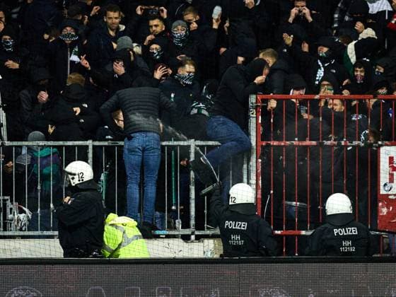 Unruhe und Randale im Gaesteblock von Hannover 96. Die Polizei schreitet ein und verwendet Reizgas. GER, FC St. Pauli vs. Hannover 96, Fussball, Bundesliga, Spieltag 12, Spielzeit 2023 2024, 10.11.2023 GER, FC St. Pauli vs. Hannover 96, Fussball, Bundesliga, Spieltag 12, Spielzeit 2023 2024, 10.11.2023 Hamburg