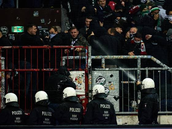 Unruhe und Randale im Gaesteblock von Hannover 96. Die Polizei schreitet ein und verwendet Reizgas. GER, FC St. Pauli vs. Hannover 96, Fussball, Bundesliga, Spieltag 12, Spielzeit 2023 2024, 10.11.2023 GER, FC St. Pauli vs. Hannover 96, Fussball, Bundesliga, Spieltag 12, Spielzeit 2023 2024, 10.11.2023 Hamburg