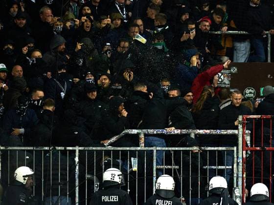 Unruhe und Randale im Gaesteblock von Hannover 96. Die Polizei schreitet ein und verwendet Reizgas. Becher und Fahnenstaebe werden geworden. GER, FC St. Pauli vs. Hannover 96, Fussball, Bundesliga, Spieltag 12, Spielzeit 2023 2024, 10.11.2023 GER, FC St. Pauli vs. Hannover 96, Fussball, Bundesliga, Spieltag 12, Spielzeit 2023 2024, 10.11.2023 Hamburg