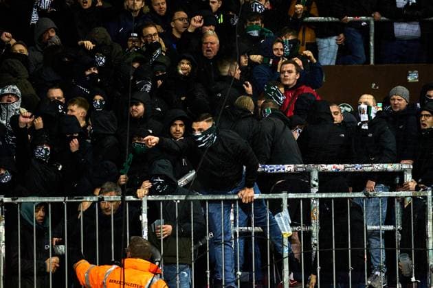 Unruhe und Randale im Gaesteblock von Hannover 96. Die Polizei schreitet ein und verwendet Reizgas. GER, FC St. Pauli vs. Hannover 96, Fussball, Bundesliga, Spieltag 12, Spielzeit 2023 2024, 10.11.2023 GER, FC St. Pauli vs. Hannover 96, Fussball, Bundesliga, Spieltag 12, Spielzeit 2023 2024, 10.11.2023 Hamburg