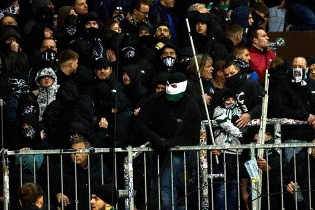 Unruhe und Randale im Gaesteblock von Hannover 96. Die Polizei schreitet ein und verwendet Reizgas. GER, FC St. Pauli vs. Hannover 96, Fussball, Bundesliga, Spieltag 12, Spielzeit 2023 2024, 10.11.2023 GER, FC St. Pauli vs. Hannover 96, Fussball, Bundesliga, Spieltag 12, Spielzeit 2023 2024, 10.11.2023 Hamburg