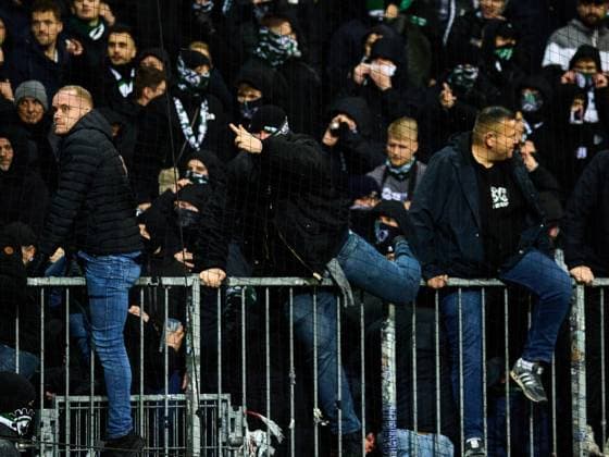 Unruhe und Randale im Gaesteblock von Hannover 96. Die Polizei schreitet ein und verwendet Reizgas. GER, FC St. Pauli vs. Hannover 96, Fussball, Bundesliga, Spieltag 12, Spielzeit 2023 2024, 10.11.2023 GER, FC St. Pauli vs. Hannover 96, Fussball, Bundesliga, Spieltag 12, Spielzeit 2023 2024, 10.11.2023 Hamburg
