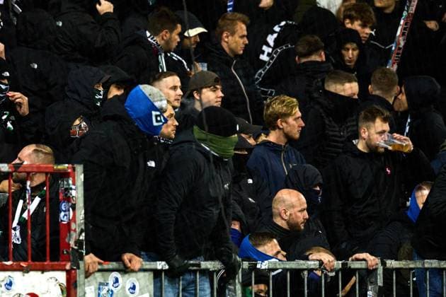 Unruhe und Randale im Gaesteblock von Hannover 96. Die Polizei schreitet ein und verwendet Reizgas. HSV Fans und Hannover 96 Fans stehen hier zusammen und randalieren. GER, FC St. Pauli vs. Hannover 96, Fussball, Bundesliga, Spieltag 12, Spielzeit 2023 2024, 10.11.2023 GER, FC St. Pauli vs. Hannover 96, Fussball, Bundesliga, Spieltag 12, Spielzeit 2023 2024, 10.11.2023 Hamburg