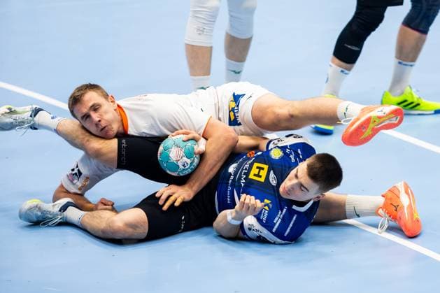 Sport Themen der Woche KW45 Sport Bilder des Tages 10.11.2023, GER, Handball, 1.Bl, Maenner, Saison 23 24, 12. Spieltag, ThSV Eisenach - HSG Wetzlar Im Bild zu sehen Meyer Ejlersen, Rasmus (HSG Wetzlar) Manuel Zehnder (ThSV Eisenach) ThSV Eisenach unterliegt nach 11:10 - Halbzeitführung der HSG Wetzlar mit 23:27 vor 2913 Zuschauern. 99817 Eisenach Werner-Assmann-Halle Thueringen Deutschland *** 10 11 2023, GER, Handball, 1 Bl, Maenner, Saison 23 24, 12 Spieltag, ThSV Eisenach HSG Wetzlar In the picture you can see Meyer Ejlersen, Rasmus HSG Wetzlar Manuel Zehnder ThSV Eisenach ThSV Eisenach loses after 11 10 half-time lead of HSG Wetzlar with 23 27 in front of 2913 spectators 99817 Eisenach Werner Assmann Halle Thueringen Germany