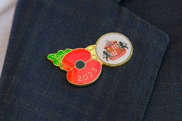 Bilder des Jahres 2023, Sport 11 November Sport Themen der Woche KW45 Sport Bilder des Tages Sunderland v Birmingham City EFL Sky Bet Championship 11 11 2023. A fan wear a Sunderland branded poppy before the EFL Sky Bet Championship match between Sunderland and Birmingham City at the Stadium Of Light, Sunderland, England on 11 November 2023. Sunderland Stadium Of Light Tyne and Wear England Editorial use only DataCo restrictions apply See www.football-dataco.com , Copyright: xMalcolmxMackenziex PSI-18381-0009