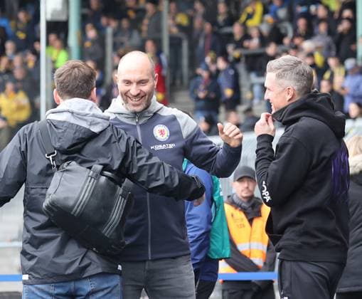 Begruessung Cheftrainer Daniel Scherning (Eintracht Braunschweig), Cheftrainer Tobias Schweinsteiger (VfL Osnabrueck) Fussball, Herren, Saison 2023 2024, 2.BL, Eintracht Stadion, Eintracht Braunschweig gegen VfL Osnabrueck DFL REGULATIONS PROHIBIT ANY USE OF PHOTOGRAPHS AS IMAGE SEQUENCES AND OR QUASI-VIDEO.