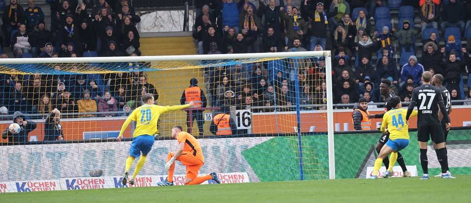 44 erzielt das 1-0 Johan Gomez (Eintracht Braunschweig) Fussball, Herren, Saison 2023 2024, 2.BL, Eintracht Stadion, Eintracht Braunschweig gegen VfL Osnabrueck DFL REGULATIONS PROHIBIT ANY USE OF PHOTOGRAPHS AS IMAGE SEQUENCES AND OR QUASI-VIDEO.