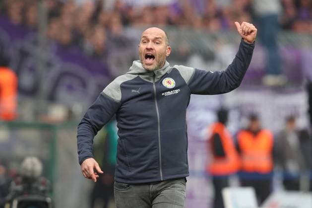 11.11.2023, xtgx, Fussball 2. Bundesliga, Fussball 2. Bundesliga, Eintracht Braunschweig - VfL Osnabrueck emspor, v.l. Daniel Scherning (Braunschweig, Trainer) gibt Anweisungen, gestikuliert mit den Armen, gesticulate, gives instructions (DFL DFB REGULATIONS PROHIBIT ANY USE OF PHOTOGRAPHS as IMAGE SEQUENCES and or QUASI-VIDEO) Braunschweig