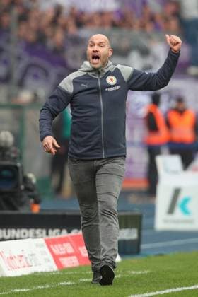 11.11.2023, xtgx, Fussball 2. Bundesliga, Fussball 2. Bundesliga, Eintracht Braunschweig - VfL Osnabrueck emspor, v.l. Daniel Scherning (Braunschweig, Trainer) gibt Anweisungen, gestikuliert mit den Armen, gesticulate, gives instructions (DFL DFB REGULATIONS PROHIBIT ANY USE OF PHOTOGRAPHS as IMAGE SEQUENCES and or QUASI-VIDEO) Braunschweig