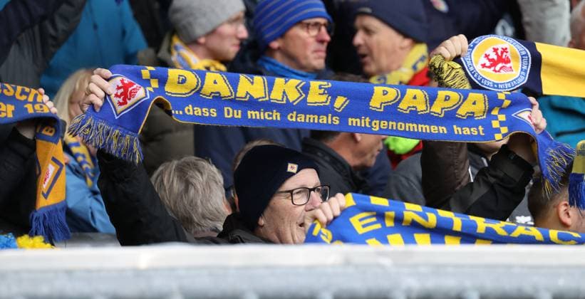 Eintracht Braunschweig vs VfL Osnabrück Braunschweig, 11.11.2023, Fußball, Saison 23 24, 2. Bundesliga, 13. Spieltag, Eintracht Braunschweig vs VfL Osnabrück, Bild zeigt: Fans der Eintracht in der Südkurve Braunschweig