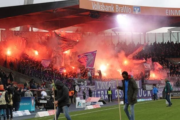 Eintracht Braunschweig vs VfL Osnabrück Braunschweig, 11.11.2023, Fußball, Saison 23 24, 2. Bundesliga, 13. Spieltag, Eintracht Braunschweig vs VfL Osnabrück, Bild zeigt: Osnabrück Fans mit Pyro in der Gästekurve Braunschweig