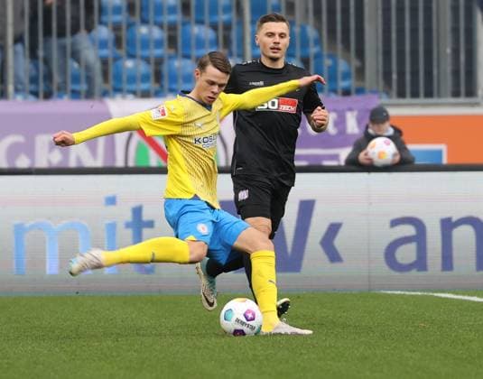 Eintracht Braunschweig vs VfL Osnabrück Braunschweig, 11.11.2023, Fußball, Saison 23 24, 2. Bundesliga, 13. Spieltag, Eintracht Braunschweig vs VfL Osnabrück, Bild zeigt: Thorir Johann Helgason (BTSV, 20) Braunschweig