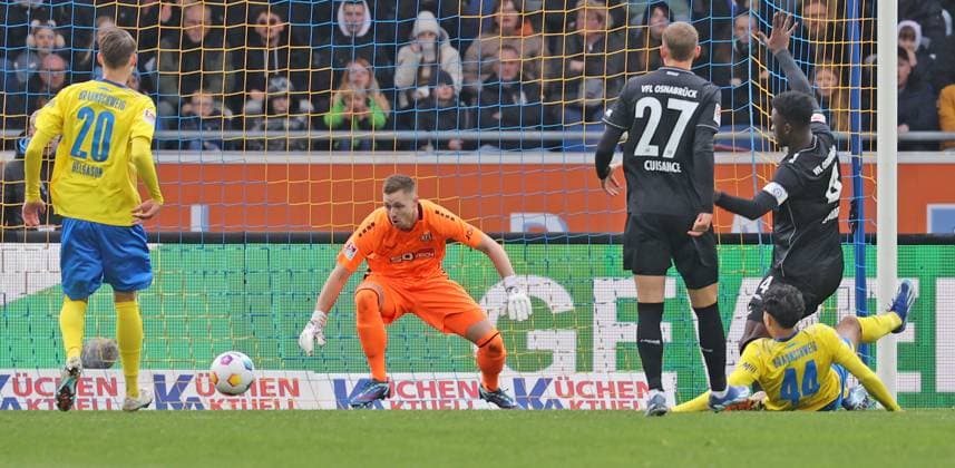Eintracht Braunschweig vs VfL Osnabrück Braunschweig, 11.11.2023, Fußball, Saison 23 24, 2. Bundesliga, 13. Spieltag, Eintracht Braunschweig vs VfL Osnabrück, Bild zeigt: Johan Gomez (BTSV, 44) erzielt in dieser Szene das Tor zum 1:0 für die Eintracht. Lennart Grill (VfL, 1) ist ohne Chance Braunschweig
