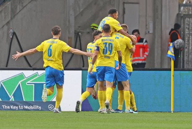 Eintracht Braunschweig vs VfL Osnabrück Braunschweig, 11.11.2023, Fußball, Saison 23 24, 2. Bundesliga, 13. Spieltag, Eintracht Braunschweig vs VfL Osnabrück, Bild zeigt: Jubel über das Tor zum 1:0 für die Eintracht durch Johan Gomez (BTSV, 44) Braunschweig