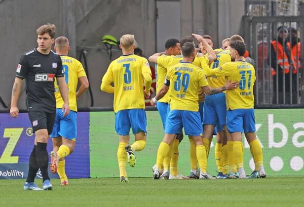 Eintracht Braunschweig vs VfL Osnabrück Braunschweig, 11.11.2023, Fußball, Saison 23 24, 2. Bundesliga, 13. Spieltag, Eintracht Braunschweig vs VfL Osnabrück, Bild zeigt: Jubel über das Tor zum 1:0 für die Eintracht durch Johan Gomez (BTSV, 44) Braunschweig