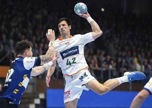 LIQUI MOLY HBL HANDBALL HERREN 1. BL 12. SPIELTAG THSV EISENACH - HSG WETZLAR *** NUR FÜR REDAKTIONELLE ZWECKE *** EDITORIAL USE ONLY ***<p>10 11 2023-Eisenach: LIQUI MOLY HBL Handball 1. Bundesliga Herren Saison 2023 - 2024 12. Spieltag Werner Assmann Halle ThSV Eisenach - HSG Wetzlar im Foto: Justin Kurch 52 (ThSV Eisenach) im Zweikampf mit Nemanja Zelenovic 42 (HSG Wetzlar) ( Deutschland Thüringen Eisenach Copyright: SaschaxFromm *** LIQUI MOLY HBL HANDBALL MEN 1 BL 12 GAME DAY THSV EISENACH HSG WETZLAR FOR EDITORIAL PURPOSES ONLY EDITORIAL USE ONLY p 10 11 2023 Eisenach LIQUI MOLY HBL Handball 1 Bundesliga Men Season 2023 2024 12 Matchday Werner Assmann Halle ThSV Eisenach HSG Wetzlar in photo Justin Kurch 52 ThSV Eisenach in duel with Nemanja Zelenovic 42 HSG Wetzlar Germany Thuringia Eisenach Copyright SaschaxFromm Copyright: SaschaxFromm doc7ss6hg7x414z87pl9rt ,EDITORIAL USE ONLY