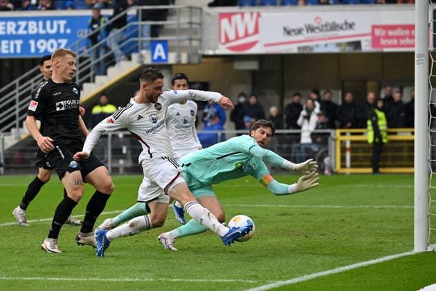 Sport Themen der Woche KW45 Sport Bilder des Tages Paderborn, Home Deluxe Arena, 11.11.23, GER, Herren, 2.Bundesliga, Saison 2023-2024, SC Paderborn 07 - 1.FC Nuernberg Bild: Lukas SCHLEIMER (Nuernberg) macht das Tor zum 0:3 Only for editorial use! DFL regulations prohibit any use of photographs as image sequences and or quasi-video. NRW Deutschland *** Paderborn, Home Deluxe Arena, 11 11 23, GER, Herren, 2 Bundesliga, Saison 2023 2024, SC Paderborn 07 1 FC Nuernberg Bild Lukas SCHLEIMER Nuernberg macht das Tor zum 0 3 Only for editorial use DFL regulations prohibit any use of photographs as image sequences and or quasi video NRW Germany