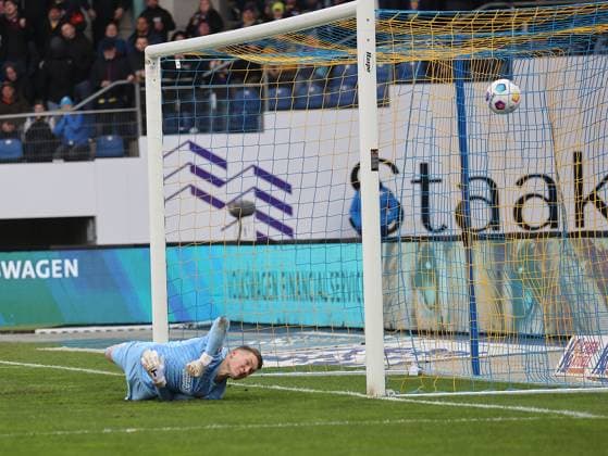 Ron-Thorben Hoffmann (Eintracht Braunschweig) streckt sich vergebens, Michael Cuisance (VfL Osnabrueck) trifft per Elfmeter zum 1-1 Fussball, Herren, Saison 2023 2024, 2.BL, Eintracht Stadion, Eintracht Braunschweig gegen VfL Osnabrueck DFL REGULATIONS PROHIBIT ANY USE OF PHOTOGRAPHS AS IMAGE SEQUENCES AND OR QUASI-VIDEO.