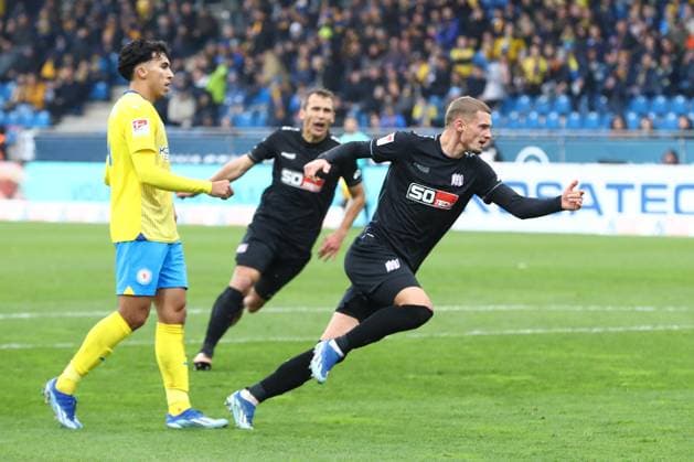 11.11.2023, xtgx, Fussball 2. Bundesliga, Fussball 2. Bundesliga, Eintracht Braunschweig - VfL Osnabrueck emspor, v.l. Michael Cuisance (Osnabrueck, 17) Jubel, Torjubel, jubelt ueber das Tor, celebrate the goal, celebration (DFL DFB REGULATIONS PROHIBIT ANY USE OF PHOTOGRAPHS as IMAGE SEQUENCES and or QUASI-VIDEO) Braunschweig