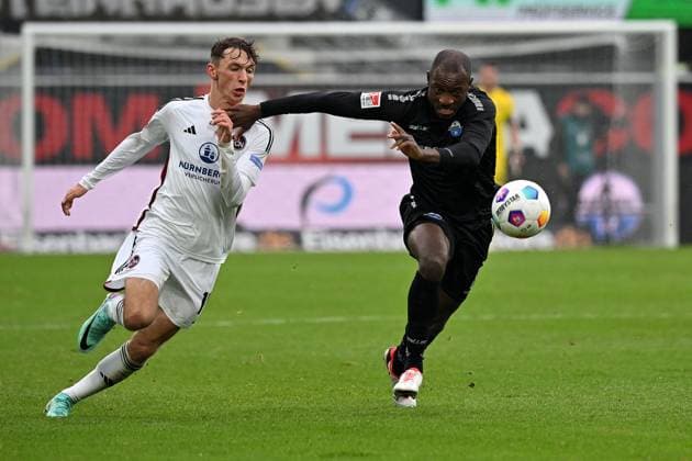 Paderborn, Home Deluxe Arena, 11.11.23, GER, Herren, 2.Bundesliga, Saison 2023-2024, SC Paderborn 07 - 1.FC Nuernberg Bild: v.li. im Zweikampf Benjamin GOLLER (Nuernberg) und David KINSOMBI (Paderborn) Only for editorial use! DFL regulations prohibit any use of photographs as image sequences and or quasi-video. NRW Deutschland