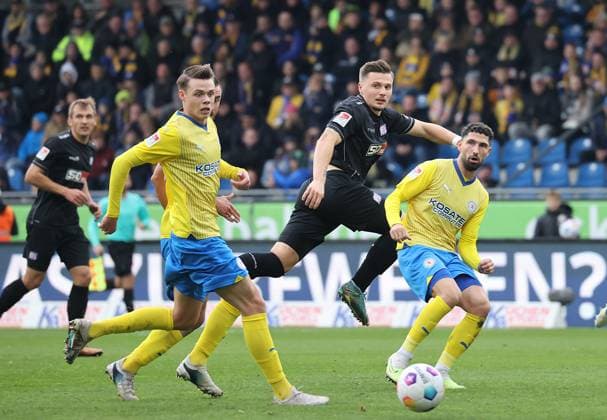 Fabio Kaufmann (Eintracht Braunschweig), Michael Cuisance (VfL Osnabrueck) Fussball, Herren, Saison 2023 2024, 2.BL, Eintracht Stadion, Eintracht Braunschweig gegen VfL Osnabrueck DFL REGULATIONS PROHIBIT ANY USE OF PHOTOGRAPHS AS IMAGE SEQUENCES AND OR QUASI-VIDEO.