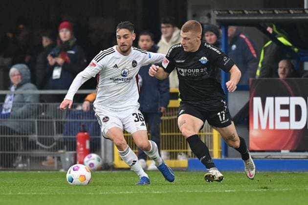 Paderborn, Home Deluxe Arena, 11.11.23, GER, Herren, 2.Bundesliga, Saison 2023-2024, SC Paderborn 07 - 1.FC Nuernberg Bild: v.li. im Zweikampf Lukas SCHLEIMER (Nuernberg) und Laurin CURDA (Paderborn) Only for editorial use! DFL regulations prohibit any use of photographs as image sequences and or quasi-video. NRW Deutschland