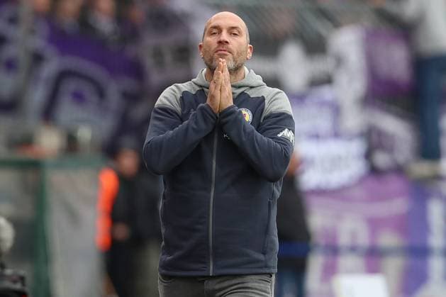 11.11.2023, xtgx, Fussball 2. Bundesliga, Fussball 2. Bundesliga, Eintracht Braunschweig - VfL Osnabrueck emspor, v.l. Daniel Scherning (Braunschweig, Trainer) enttaeuscht, schaut enttaeuscht, niedergeschlagen, disappointed (DFL DFB REGULATIONS PROHIBIT ANY USE OF PHOTOGRAPHS as IMAGE SEQUENCES and or QUASI-VIDEO) Braunschweig