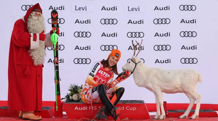 Bilder des Jahres 2023, Sport 11 November Sport Themen der Woche KW45 Sport Bilder des Tages ALPINE SKIING - FIS WC Levi LEVI,FINLAND,11.NOV.23 - ALPINE SKIING - FIS World Cup, slalom, ladies. Image shows Santa Claus, Petra Vlhova (SVK) and a reindeer.  GEPAxpictures xHaraldxSteiner