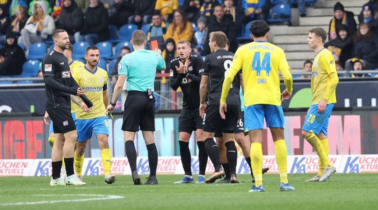 Schiedsrichter Florian Lechner zeigt Michael Cuisance (VfL Osnabrueck) die gelbrote karte Fussball, Herren, Saison 2023 2024, 2.BL, Eintracht Stadion, Eintracht Braunschweig gegen VfL Osnabrueck DFL REGULATIONS PROHIBIT ANY USE OF PHOTOGRAPHS AS IMAGE SEQUENCES AND OR QUASI-VIDEO.