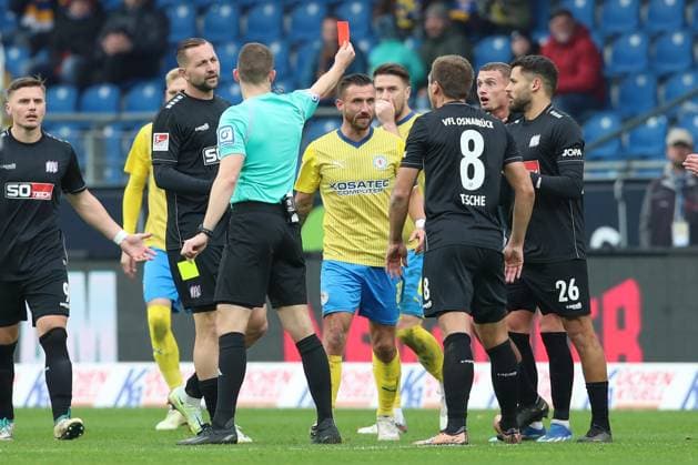 11.11.2023, xtgx, Fussball 2. Bundesliga, Fussball 2. Bundesliga, Eintracht Braunschweig - VfL Osnabrueck emspor, v.l. Michael Cuisance (Osnabrueck, 17) Gelb-rote Karte, Platzverweis, sent off (DFL DFB REGULATIONS PROHIBIT ANY USE OF PHOTOGRAPHS as IMAGE SEQUENCES and or QUASI-VIDEO) Braunschweig