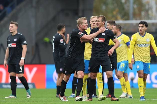 11.11.2023, xtgx, Fussball 2. Bundesliga, Fussball 2. Bundesliga, Eintracht Braunschweig - VfL Osnabrueck emspor, v.l. Niklas Wiemann (Osnabrueck, 25) beruhigt Robert Tesche (Osnabrueck, 8) (DFL DFB REGULATIONS PROHIBIT ANY USE OF PHOTOGRAPHS as IMAGE SEQUENCES and or QUASI-VIDEO) Braunschweig