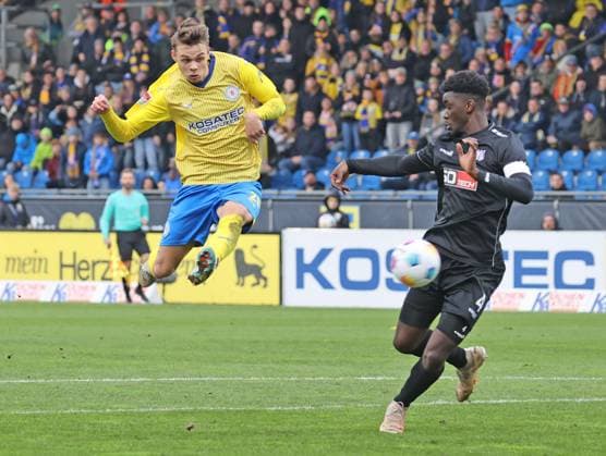 Eintracht Braunschweig vs VfL Osnabrück Braunschweig, 11.11.2023, Fußball, Saison 23 24, 2. Bundesliga, 13. Spieltag, Eintracht Braunschweig vs VfL Osnabrück, Bild zeigt: Thorir Helgason (BTSV, 20) Braunschweig