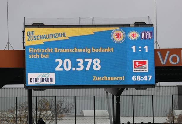 Eintracht Braunschweig vs VfL Osnabrück Braunschweig, 11.11.2023, Fußball, Saison 23 24, 2. Bundesliga, 13. Spieltag, Eintracht Braunschweig vs VfL Osnabrück, Bild zeigt: Die Anzeigetafel zeigt de Zuschauerzahl 20.378 Braunschweig